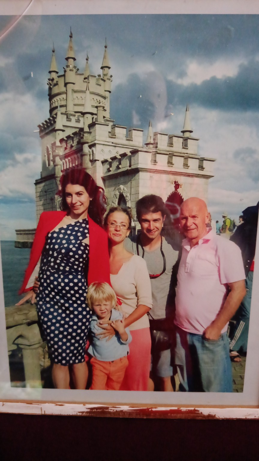 Семейная фотография у Ласточкиного гнезда